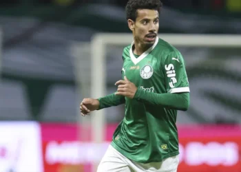 Palmeiras Perde Meio-Campista por Lesão Grave: Cirurgia e Fim de Temporada