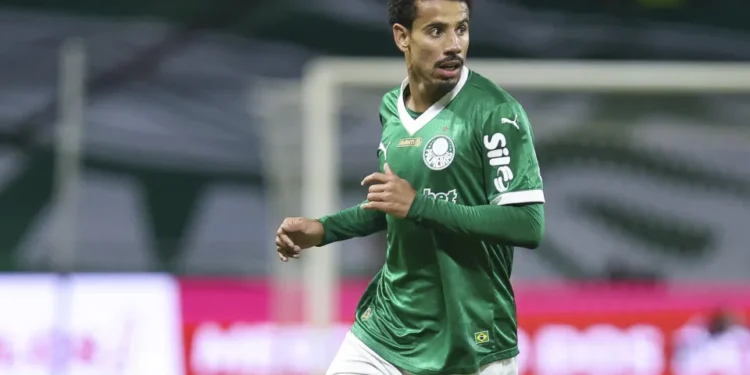 Palmeiras Perde Meio-Campista por Lesão Grave: Cirurgia e Fim de Temporada
