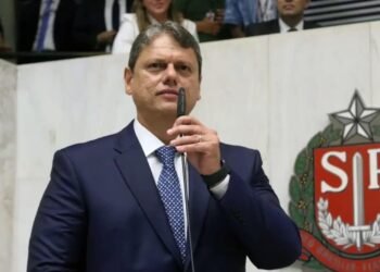 Crise do Metanol: Tarcísio se desculpa por ‘piada’ em meio a mortes