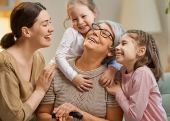 'Geração Sanduíche': Mulheres Suportam o Peso de Cuidar de Pais e Filhos