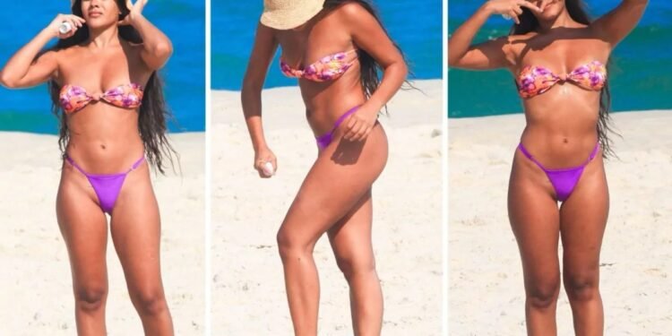 atriz Bella Campos na praia