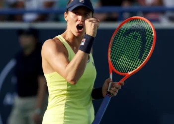 Luisa Stefani Avança em Wuhan com Vitória nas Duplas