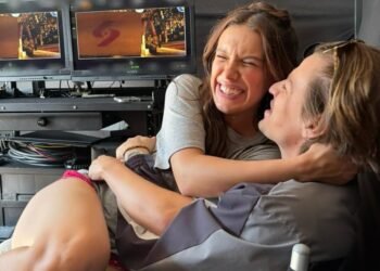 Millie Bobby Brown Apresenta Filha Adotiva em Foto Inédita na Disney