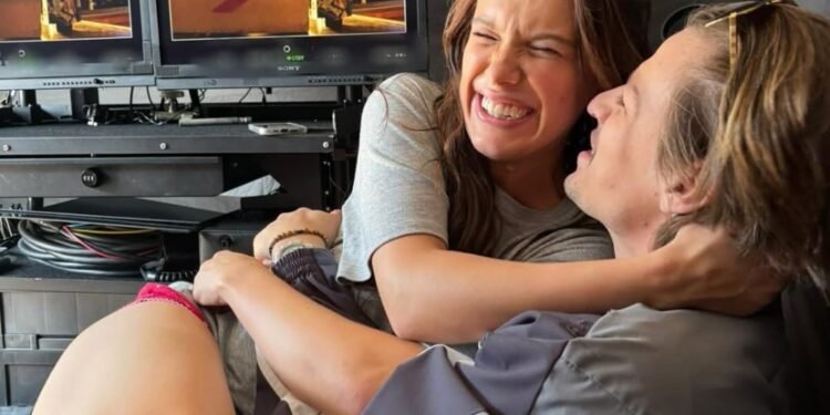 Millie Bobby Brown Apresenta Filha Adotiva em Foto Inédita na Disney