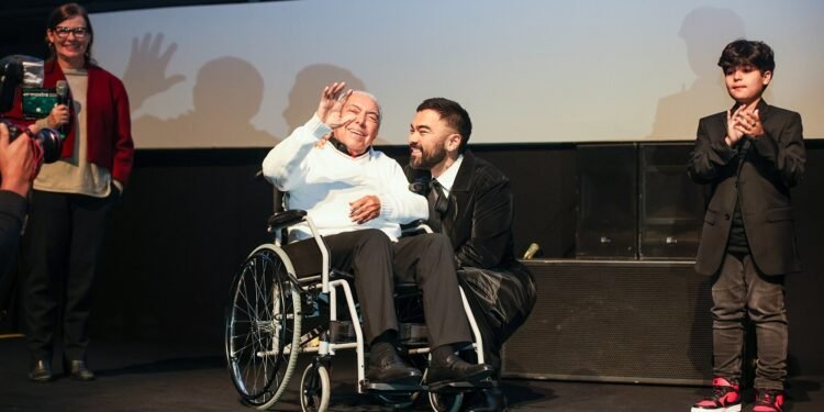 Mauricio de Sousa surge de cadeira de rodas em noite de homenagem cinematográfica
