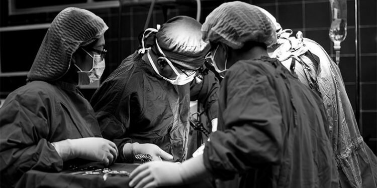 Cirurgia Cancelada Após Dois Anos de Espera: Falha em Hospital Deixa Paciente Frustrada